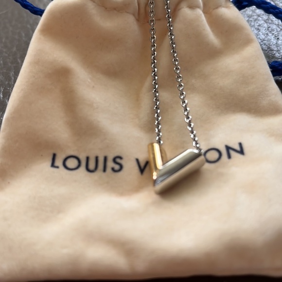 The Essential V necklace - Picture 4 of 4